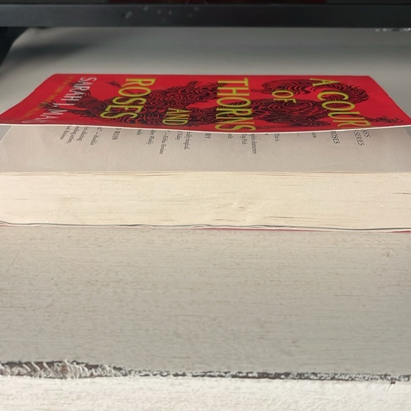 A Court of Thorns and Roses book - Picture 4 of 5